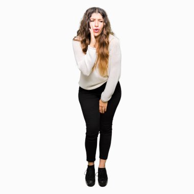 Kötü amaçlı konuşma konuşma fısıldayan beyaz kazak el gizli söylenti söylüyor dudaklarından giyen genç güzel kadın