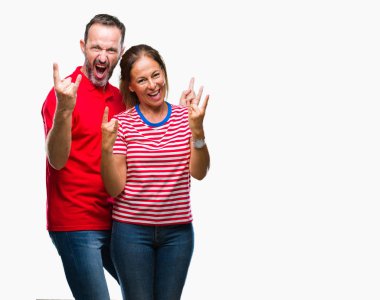 Orta yaş İspanyol çift çılgın ifade rock simge elle yapıyor ile bağırarak izole arka plan üzerinde aşık. Müzik yıldızı. Ağır kavramı.