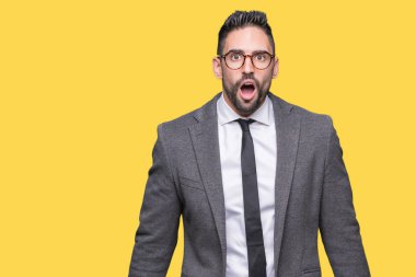 Genç yakışıklı iş adamı izole arka plan korkuyor ve şok sürpriz ifade, korku ve heyecan yüz üzerinden.