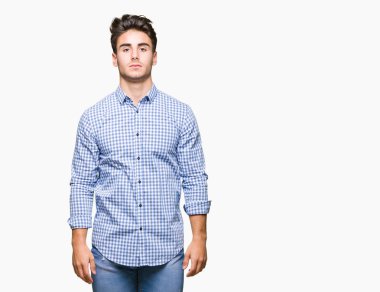 Genç yakışıklı iş adamı izole arka plan gevşek yüzünde ciddi bir ifade ile üzerinden. Basit ve doğal kameraya bakıyor.