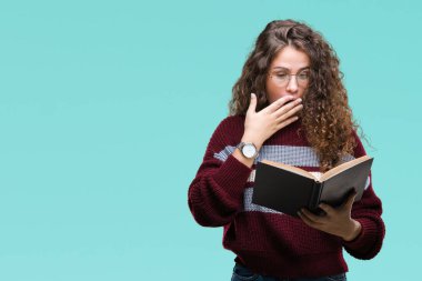 Hata, korku, sessizlik içinde gizli kavramı korkmuş ifade için utanç ile izole arka kapak ağız el ile üzerinden gözlük takan bir kitap okuma genç esmer kız şok