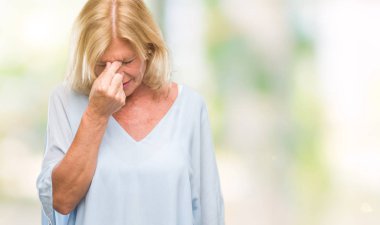 Orta yaş sarışın iş kadın izole arka burun ve göz yorgunluğu ve baş ağrısı duygu sürtünme yorgun. Stres ve hayal kırıklığı kavramı.