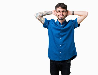 Genç yakışıklı adam gözlük izole üzerinde arka plan dinlenirken ve germe kollar ve eller baş ve boyun arkasında ile mutlu gülümseyerek