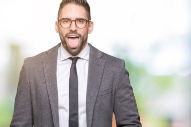 Genç yakışıklı iş adamı dilini izole arka plan üzerinde out komik ifade ile mutlu. Duygu kavramı.