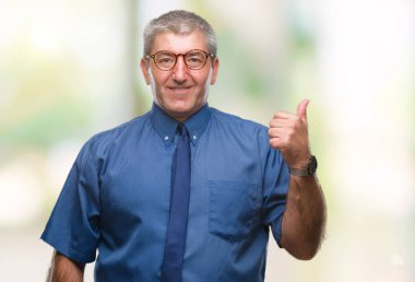 Yakışıklı üst düzey iş adamı arıyor ve başparmak yanında yukarıyı mutlu yüz ile gülümseyen izole arka plan üzerinde.