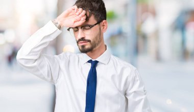 Üzerinde gözlük takan genç yakışıklı iş adamı izole arka plan hastalık ve ateş, grip ve soğuk, virüs hasta için alın dokunmadan