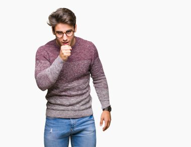 Duygu iyi ve soğuk veya bronşit için semptom olarak öksürük izole arka plan üzerinde gözlük takan yakışıklı delikanlı. Sağlık kavramı.