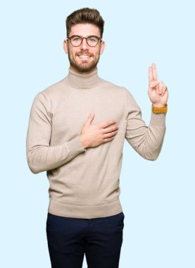 Genç yakışıklı iş adamı giyen Swearing göğüs ve parmaklar, el ile bir sadakat sözü yemin yapma gözlük