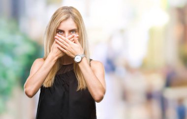 Genç güzel sarışın ve mavi gözlü kadın izole arka plan ağız hata için elleriyle kapsayan şok yüzünden. Gizli kavramı.