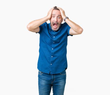 Kafasına, korkmuş ve şaşırmış şok açık ağız ile yakışıklı orta zarif komuta sizde üzerinde arka plan deli izole ve ile korkuttu yaş eller