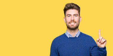 Genç yakışıklı bussines gösterilen ve kendinden emin ve mutlu gülümseyen bir parmak ile işaret eden oktan yukarı dostum.