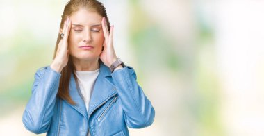 Güzel orta yaş Olgun kadın moda deri ceketin üzerinden izole arka plan baş baş ağrısı için el ile çünkü stres. Migren muzdarip.