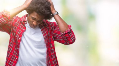 Afro Amerikalı adam çünkü umutsuz ve stresli baş ağrısı acı izole arka plan üzerinde ağrı ve migren. Ellerini kafasına.