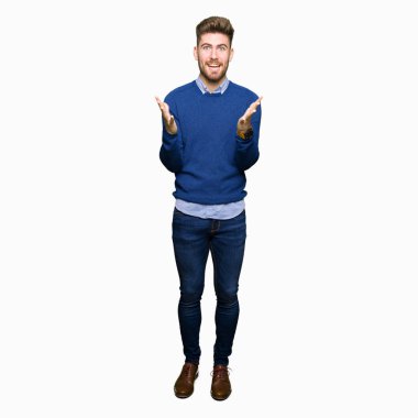 Genç yakışıklı bussines kutluyor deli adam ve silah ile başarı için hayran çığlık kaldırdı ve açık gözleri heyecanlı. Kazanan kavramı