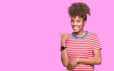 Güzel genç Afro-Amerikan kadın arıyorum ve başparmak yanında yukarıyı mutlu yüz ile gülümseyen izole arka plan üzerinde.