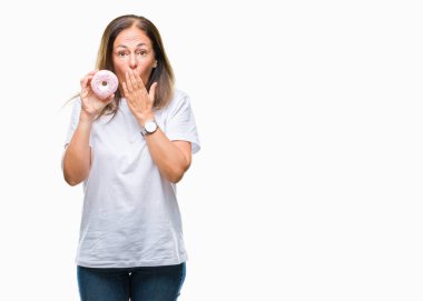 Orta yaş İspanyol kadın izole arka kapak ağız elle hata, korku, ifade için utanç ile şok üzerinde pembe çörek yeme sessizlik içinde gizli kavramı korkuttu