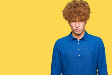 Genç yakışıklı zarif adam afro saç şüpheci ve sinir, çatık sorunu nedeniyle üzgün. Negatif kişi.