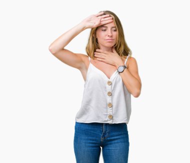 İzole arka plan dokunmadan üzerinde güzel genç kadın hastalık ve ateş, grip ve soğuk, virüs hasta için alın