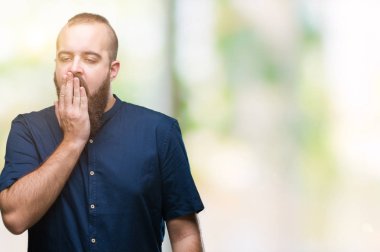 Genç beyaz hipster adam izole arka esneme sıkılmış kapsayan ağız el ile yorgun. Restless ve uyku hali.