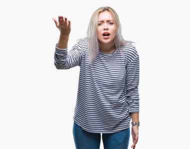 Genç Sarışın kadın izole arka plan öfkeli ve sinirli sinirli ve öfke ile bağırarak süre öfkeli yumruk yükselterek yüzünden. Öfke ve agresif kavramı.