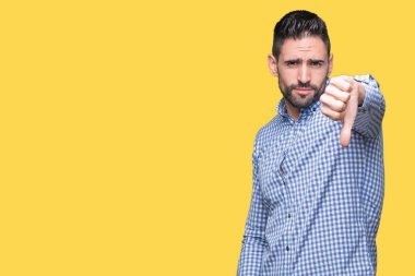 Yakışıklı delikanlı mutsuz ve kızgın ret gösterilen ve başparmak aşağı hareketi ile negatif seyir izole arka plan üzerinde. Kötü ifade.