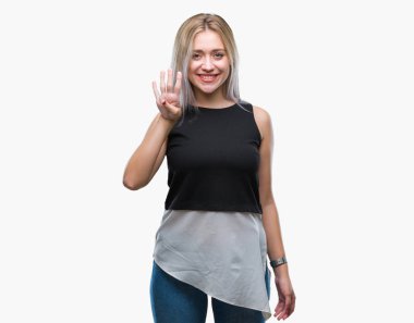 Genç Sarışın kadın gösterilen ve parmakları ile işaret izole arka plan yüzünden kendinden emin ve mutlu gülümseyerek süre dört numara.