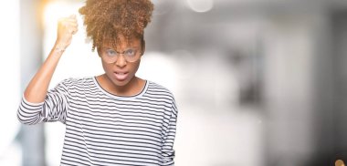 Güzel genç Afro-Amerikan kadın üzerinde gözlük takan arka plan kızgın izole ve kızgın yetiştirme hayal kırıklığı ve öfke ile bağırarak süre öfkeli yumruk. Öfke ve agresif kavramı.