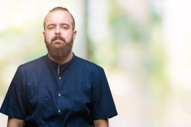 Genç beyaz hipster adam yüzünde ciddi bir ifade ile izole arka plan üzerinde. Basit ve doğal kameraya bakıyor.