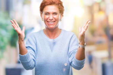 Atrractive üst düzey beyaz Kızıl saçlı kadın deli kutluyor arka plan izole ve başarı için kaldırdı kollarını açarak hayrete ve heyecanlı çığlık gözleri açık. Kazanan kavramı