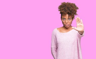 Güzel genç Afro-Amerikan kadın gözlük stop yapıyor izole arka plan üzerinde elin avuç ile şarkı. Negatif ve ciddi bir jest yüz ifadesiyle uyarı.