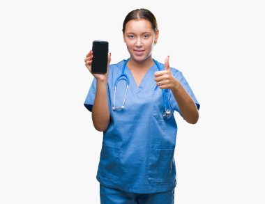 Ok işareti, başparmak ile parmak, mükemmel işareti yapıyor kocaman bir gülümseme ile arka plan mutlu smarpthone üzerinde gösterilen Genç beyaz doktor kadın izole