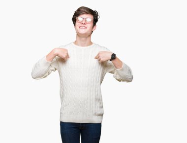 Yüzünde gülümseme ile kendinden emin görünüyorsun, kendini gururlu ve mutlu parmakları ile işaret izole arka plan üzerinde gözlük takan genç yakışıklı adam.