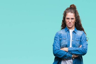 Güzel genç esmer kıvırcık saçlı kız izole arka plan şüpheci ve sinir, onaylamayan ifade yüz çapraz kolları üzerinde gözlük takıyorum. Negatif kişi.