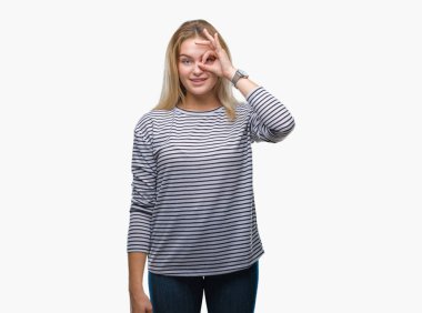 Gülümseyen, parmakları ile mutlu yüz üzerinden seyir göz el ile ok jest yapıyor izole arka plan üzerinde beyaz kadın.