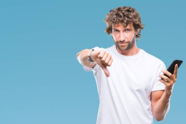 Kızgın yüz, eksi işareti aşağı antipati başparmak ile gösterilen, ret kavramı ile izole arka plan üzerinde Smartphone kullanarak mesaj mesaj gönderme İspanyol yakışıklı modeli