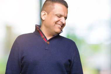 Orta yaş Arap adam izole arka plan uzak tarafına gülümseme ile yüzünde, doğal ifade seyir üzerinde. Kendine güvenen gülüyor.