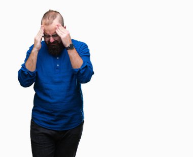 Çünkü üzerinde gözlük takan Genç beyaz hipster adam arka plan baş baş ağrısı için el ile izole stres. Migren muzdarip.