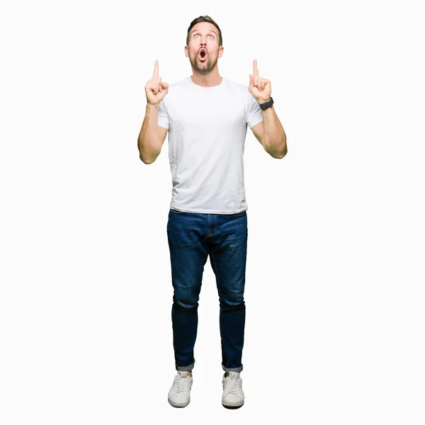 Hombre Guapo Con Camiseta Blanca Casual Asombrado Sorprendido Mirando Hacia — Foto de Stock