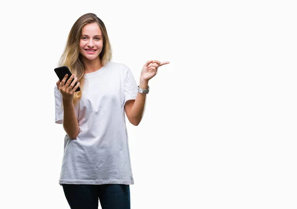 Ung Vacker Blond Kvinna Med Smartphone Isolerade Bakgrund Mycket Glad — Stockfoto