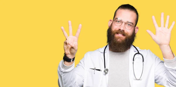 Молодий Блондин Лікар Бородою Одягнений Медичне Пальто Показує Вказує Пальцями — стокове фото