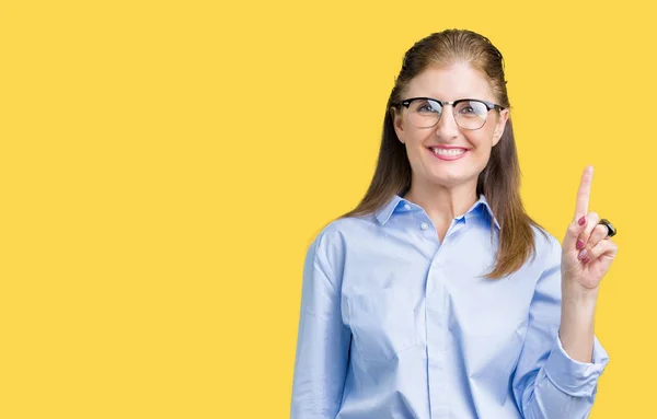 Hermosa Mujer Mediana Edad Madura Negocios Con Gafas Sobre Fondo —  Fotos de Stock