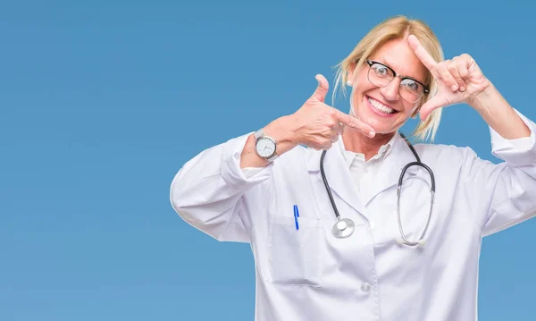Medelåldern Blonde Läkare Kvinna Över Isolerade Bakgrund Leende Gör Ram — Stockfoto