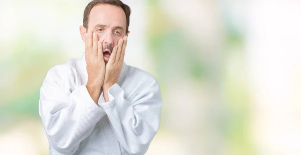 Bonito Homem Meia Idade Sênior Vestindo Uniforme Quimono Sobre Fundo — Fotografia de Stock