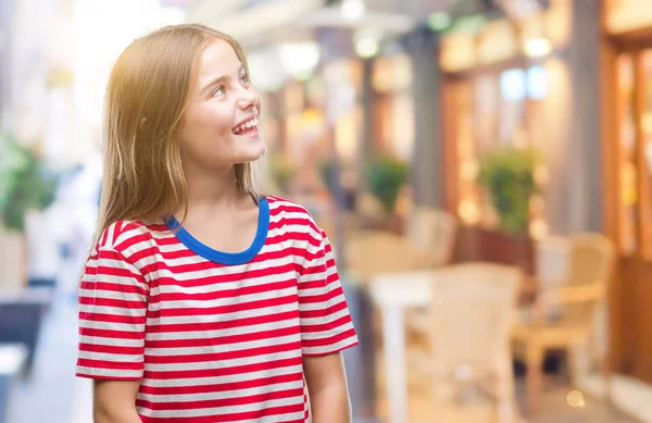 Menina Bonita Nova Sobre Fundo Isolado Olhando Para Lado Com — Fotografia de Stock