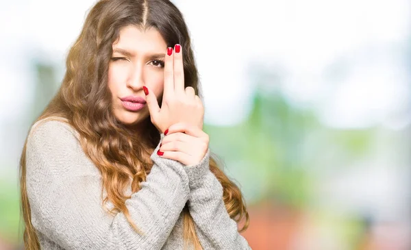 Junge Schöne Frau Winterkleid Hält Symbolische Waffe Mit Handgeste Spielt — Stockfoto