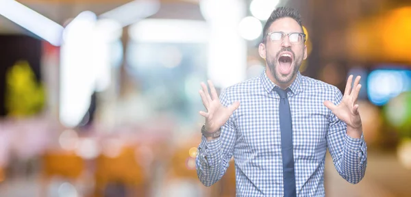 Junger Geschäftsmann Mit Brille Vor Isoliertem Hintergrund Verrückt Und Verrückt — Stockfoto