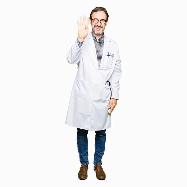 Μέση Ηλικία Άνδρες Γιατρός Φοράει Παλτό Ιατρική Δείχνει Και Δείχνει — Φωτογραφία Αρχείου