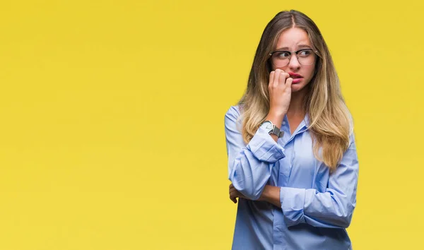 Ung Vacker Blond Affärskvinna Glasögon Över Isolerade Bakgrund Ser Stressad — Stockfoto