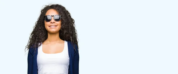 Menina Bonita Nova Com Cabelo Encaracolado Usando Óculos Sol Moda — Fotografia de Stock
