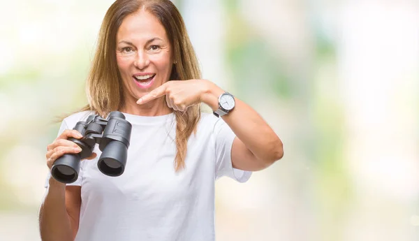 Mulher Hispânica Meia Idade Olhando Através Binóculos Sobre Fundo Isolado — Fotografia de Stock